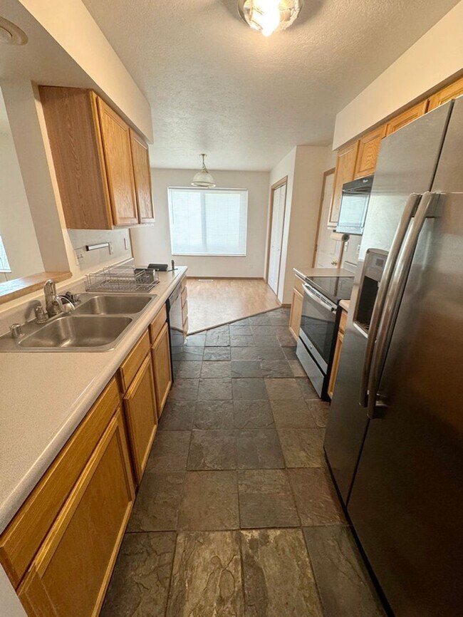 Foto del edificio - Three Bedroom Townhome with Creek in Backyard