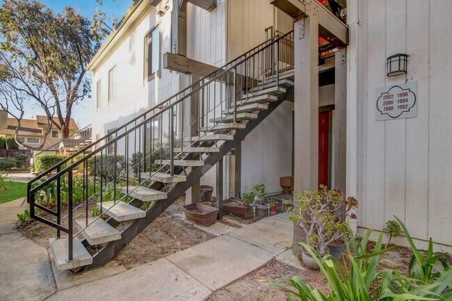 Building Photo - 1996 Tradan Dr - Large Upstairs Condo in B...