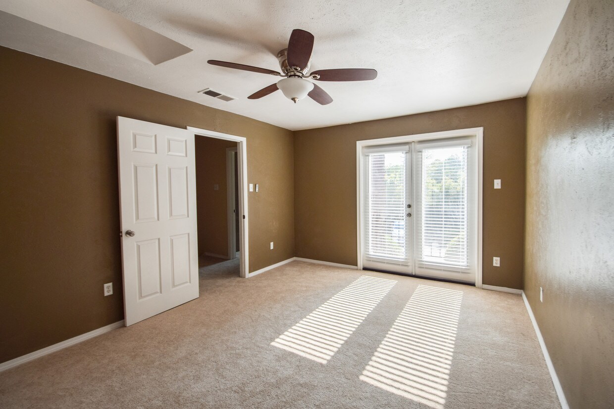 Master bedroom - 7510 Holly Hill Dr