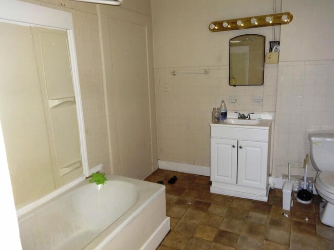 Building Photo - 208 East Stone Avenue Unit 7