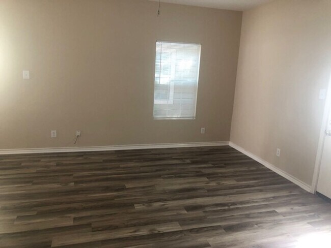 Building Photo - 7811 Kingsbury Wood