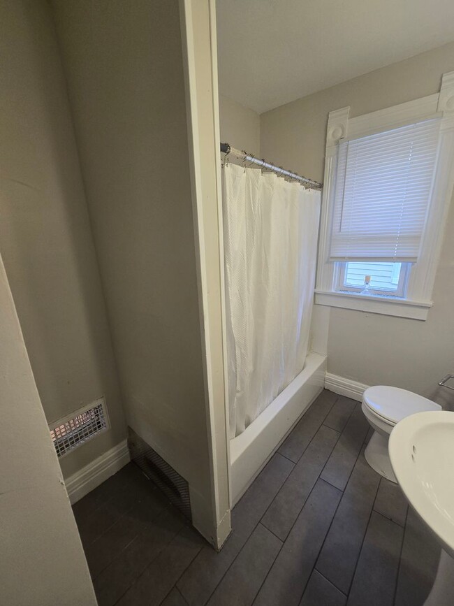 Building Photo - 41 N Guilford Ave