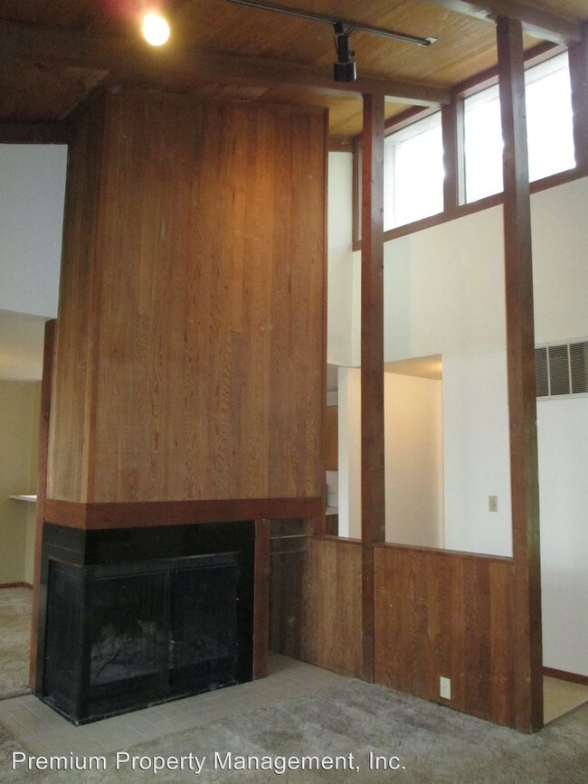 Building Photo - 1545 Distinctive Ct S