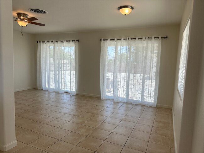 Foto del edificio - 44900 Rubidoux St