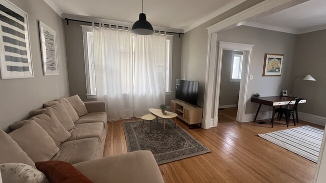 Foto del edificio - 2867 E 77th St