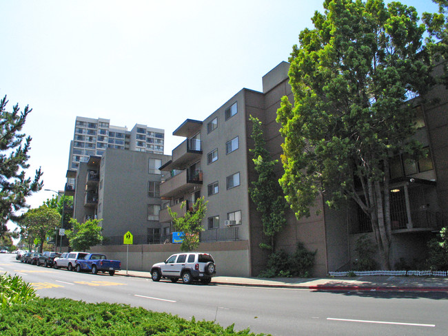 Foto del edificio - Lakeview Towers Apartments