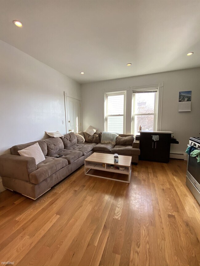 Building Photo - 3 br, 1.5 bath  - 322 Western Ave # U2
