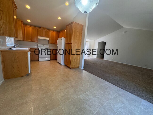 Building Photo - West Eugene 3 bedroom 2 bath home