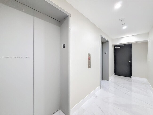 Foto del edificio - 700 NE 24th St