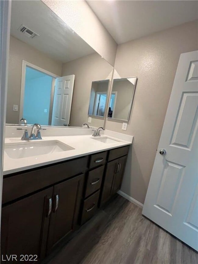 Building Photo - AMAZING PROPERTY, MOVE IN READY-2 STORY, S...