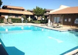 Building Photo - 1008 Las Lomas Dr