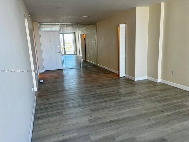 Foto del edificio - 1865 79th Street Causeway