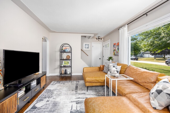 Living Room - 507 Fontenelle St SE