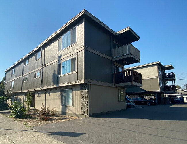 Building Photo - 1004 S Cloverdale St