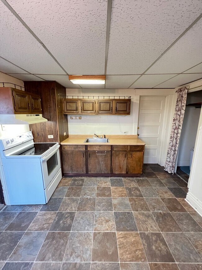 Foto del edificio - 1st Floor 1+ Bedroom Apartment! AVAILABLE MAY!