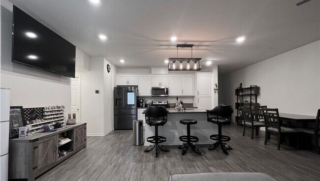 Foto del edificio - 3 Bdrm, 2.5 Ba Townhouse w/2 Car Attached Garage Available For Rent