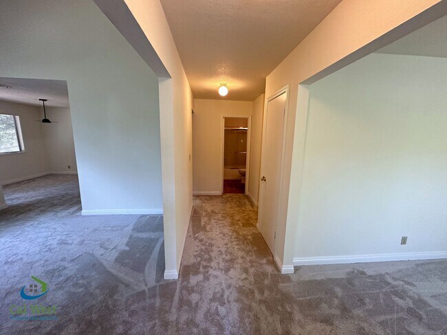 Building Photo - $3095 - 2 Bed/2 Bath Upstairs Condo with C...