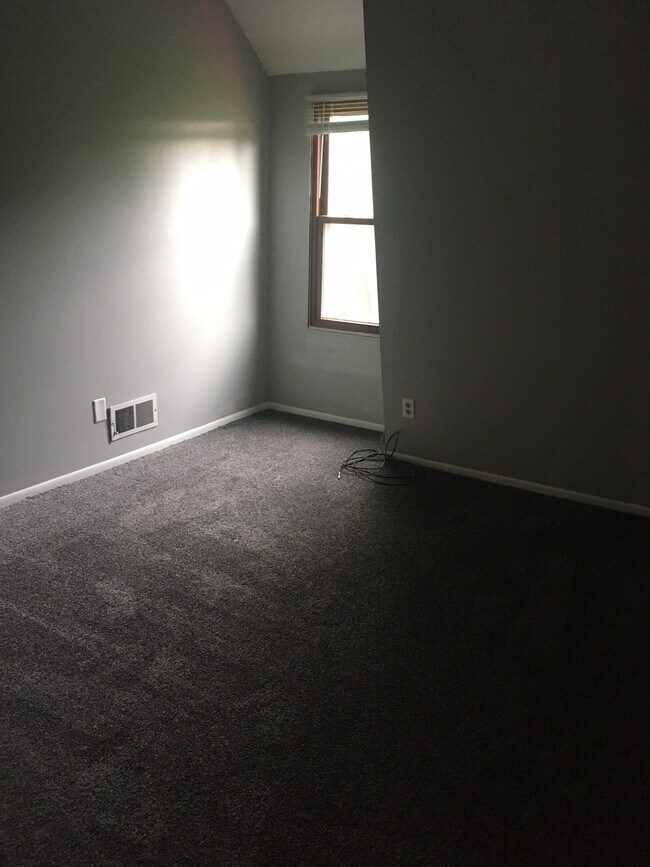 Building Photo - 9221D W Allyn St