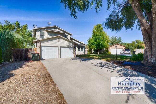 Foto del edificio - 3 Bedroom/2.5 Bathroom/2 Car Garage, 1,574 Sqft in the Landing Subdivision. Living Room/Dining Ro...