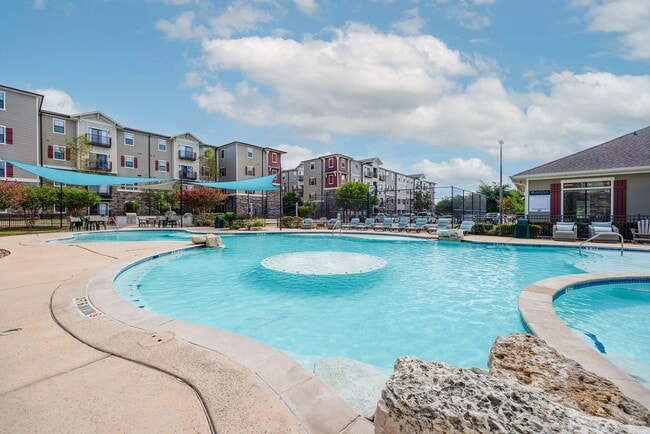 Apartamentos en Arba-San-Marcos cerca de TXST, piscina estilo California, jacuzzi más grande de San-Marcos - Z- Arba San Marcos