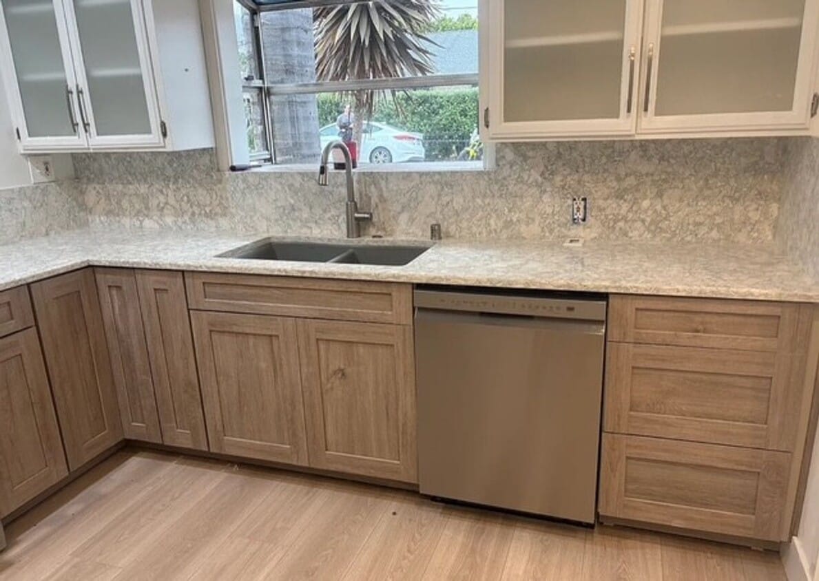 Foto del edificio - 2 Charming RENTAL UNITS BY THE BEACH FOR T...