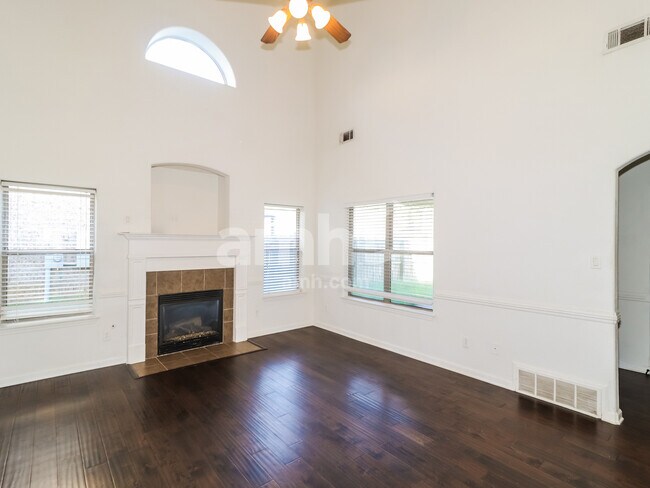 Building Photo - 440 Green Willow Cv
