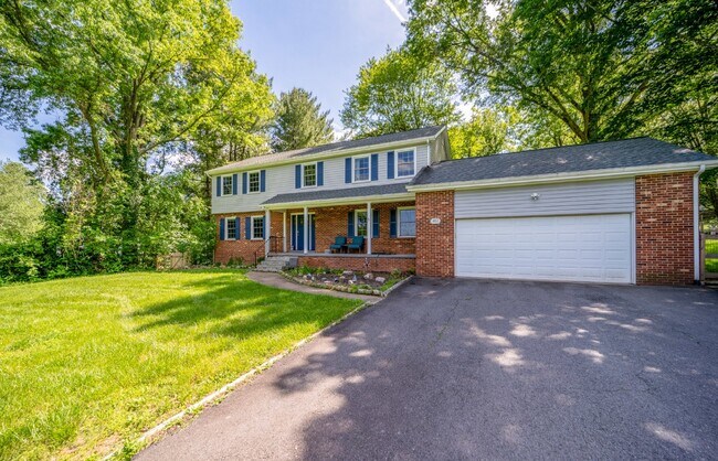Building Photo - Presenting a breathtaking 5-bedroom home w...