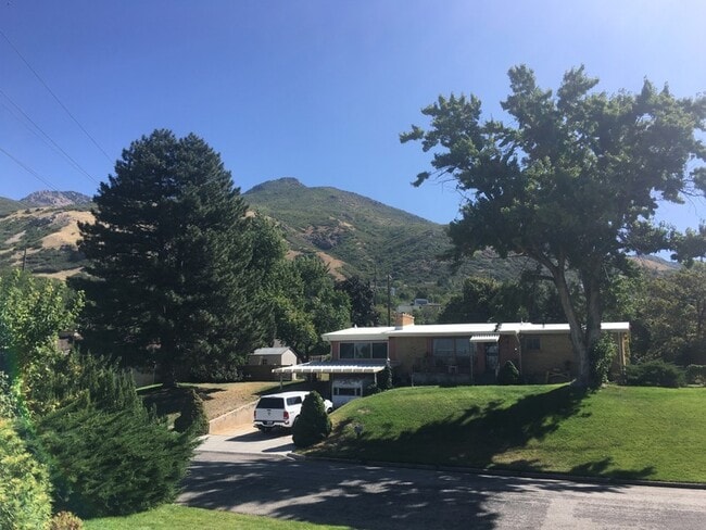 Building Photo - 4105 Edgehill Dr