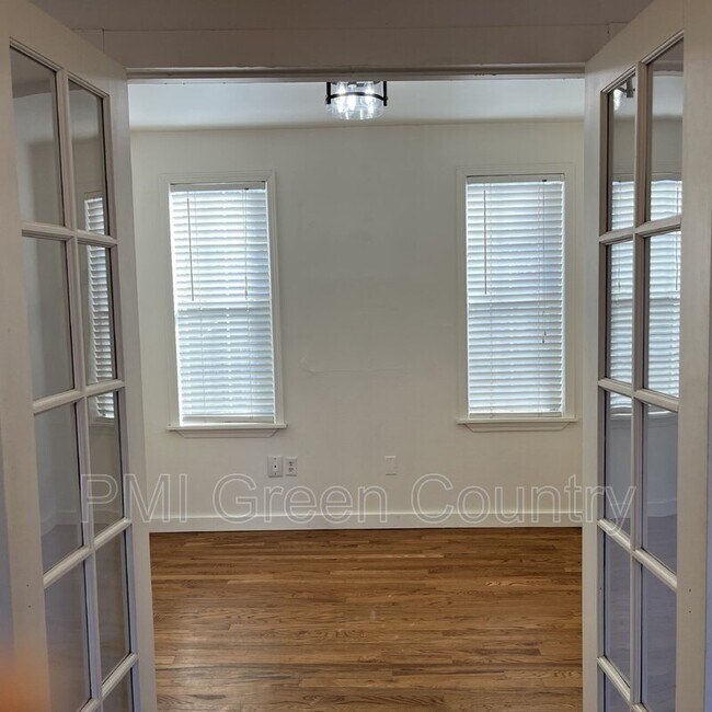 Building Photo - 1510 W 49th St