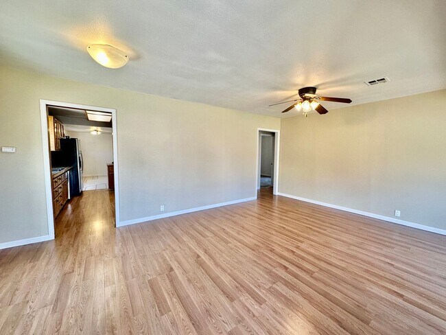 Foto del edificio - Large 3-Bedroom, 1-Bath Duplex