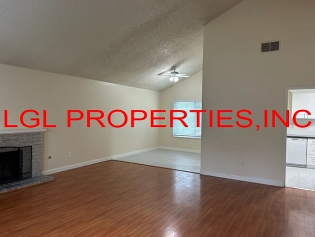 Foto del edificio - 1470 Pebblewood Dr