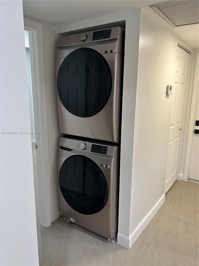 Building Photo - 20730 NE 8th Ct