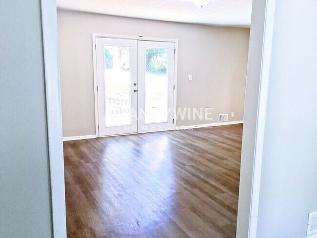 Building Photo - Lovely 3BR with Inspiring Yard and Car Gar...