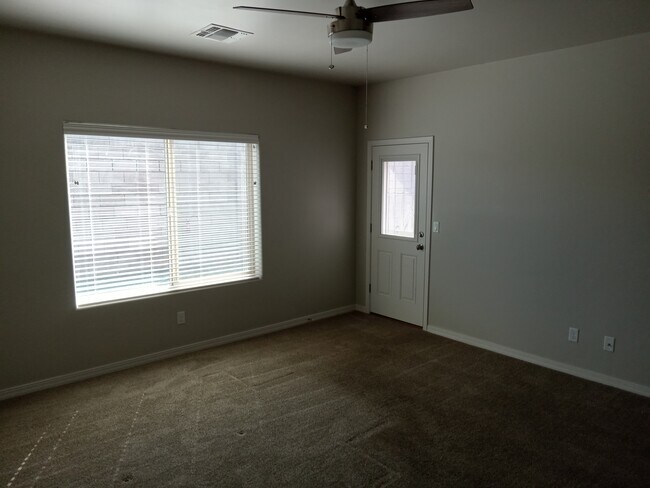 Foto del edificio - 3570 N Kenneth Rd