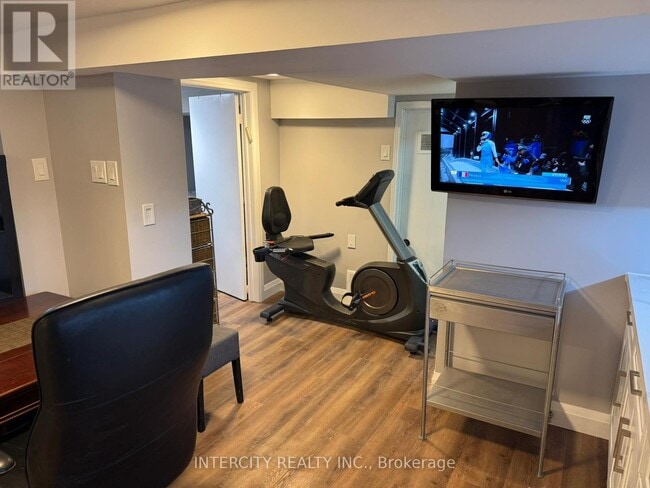 Building Photo - 222 Combe Ave