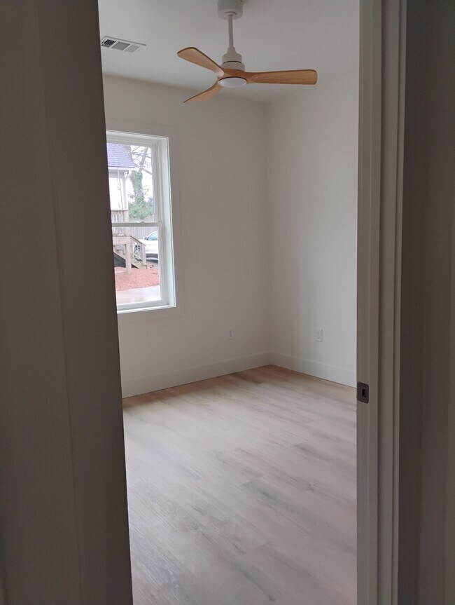 Dormitorio 1 con armario grande - 227 N Rocksprings St