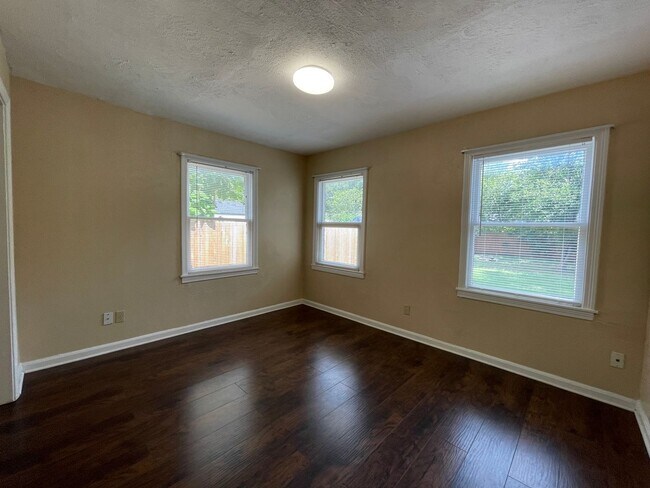 Building Photo - COMING SOON 2 BEDROOM 1 BATH HOME IN TCU AREA