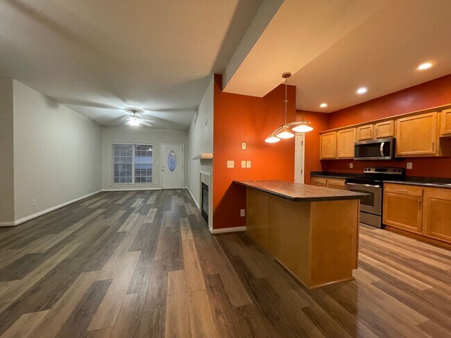 Foto del edificio - Beautiful 2 Bedroom Condo off of Shelbyvil...