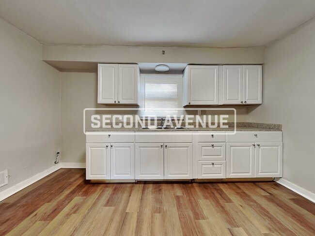 Building Photo - 5564 Raceview Ave