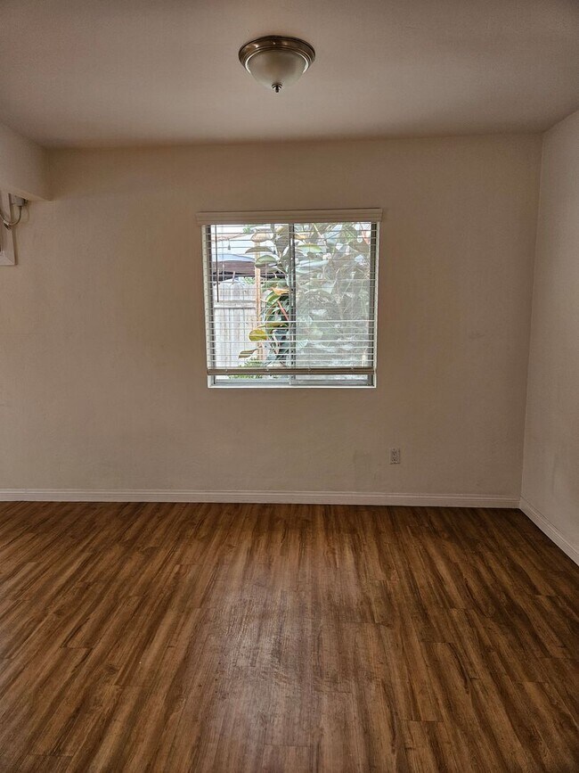 Building Photo - MOVE IN SPECIAL: Charming 2 Bedroom/1 Bath...