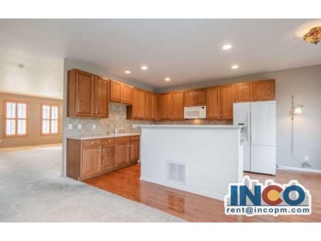 Building Photo - Spacious 3 bed 3 bath Townhome end unit wi...