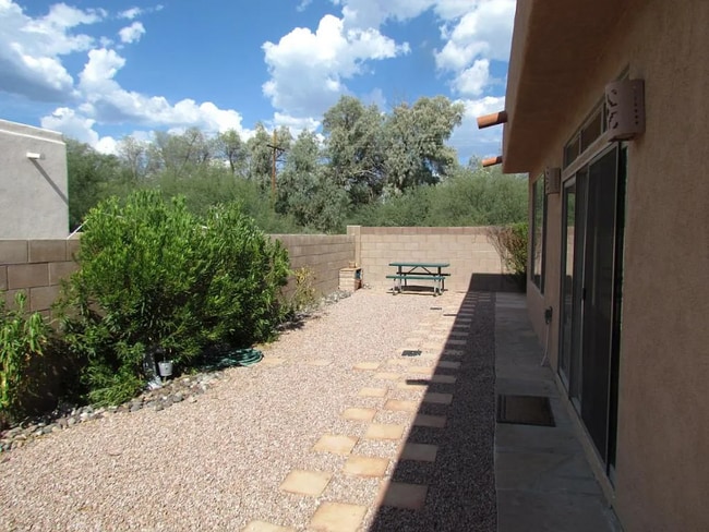 Building Photo - 2742 N Ave Valiente