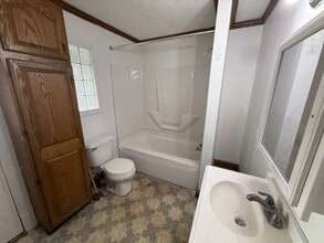 Building Photo - 10110 Parkview Ave