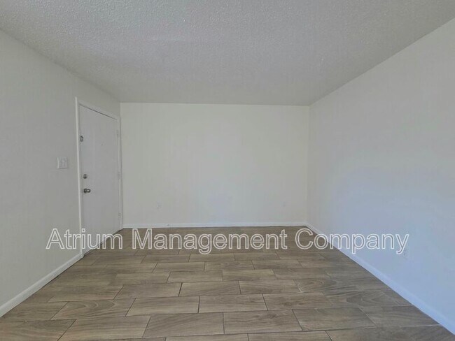 Building Photo - 1105 E Orange St