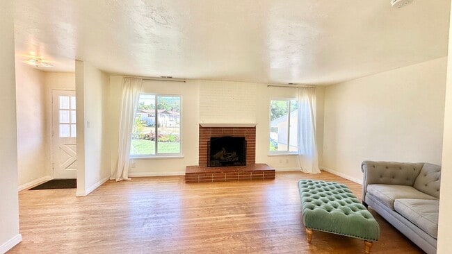 Foto del edificio - Charming, Light, Bright, and Lovely Single...