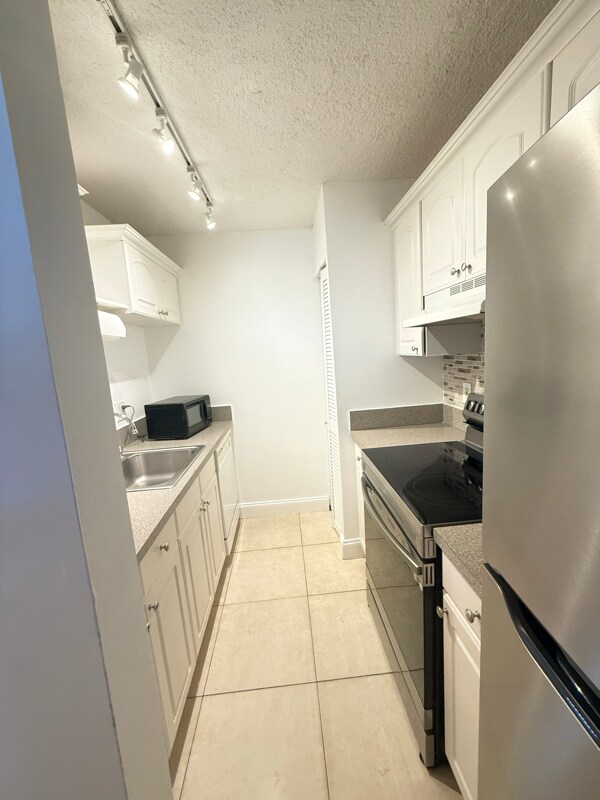 Building Photo - 9720 Hammocks Blvd