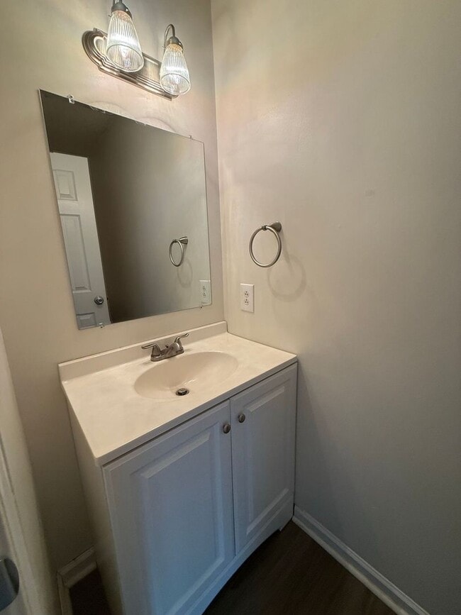 Building Photo - 3 bedroom, 1.5 bath Townhouse.