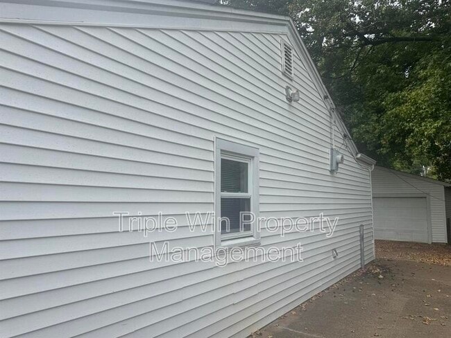 Building Photo - 9733 Dennis Dr