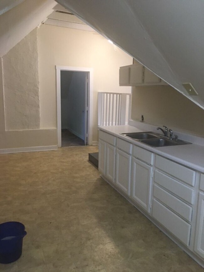Foto del edificio - 3 or 15 month lease .Walk to Woodland Park...