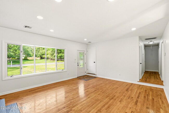 Building Photo - 2021 Paterson Ave
